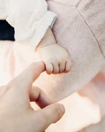 Pendiri Hap&Grow menggendong bayi
